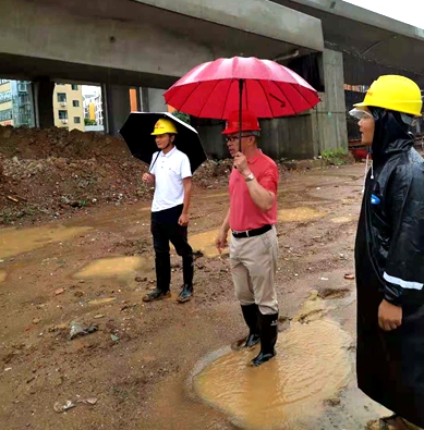 心系工地，夜不能寐——集團(tuán)董事長孔德穩(wěn)冒雨到十八大項(xiàng)目現(xiàn)場檢查指導(dǎo)工作