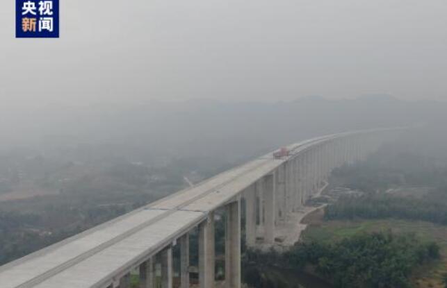 渝遂復(fù)線高速公路小安溪特大橋順利貫通